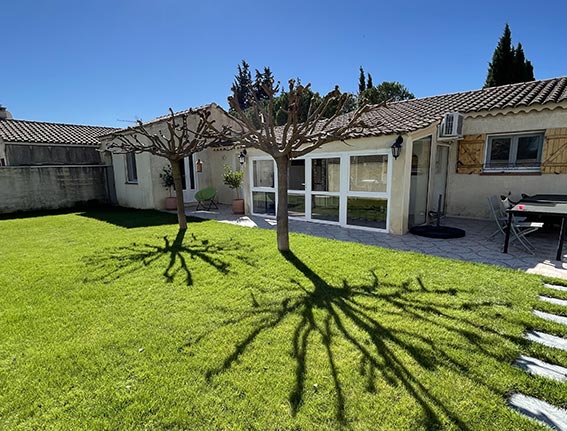 Jardin rénové avec différentes plantes et arbres