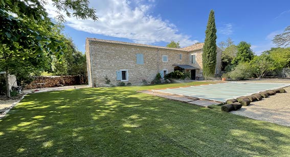 Jardin rénové avec différentes plantes et arbres autour d'une piscine