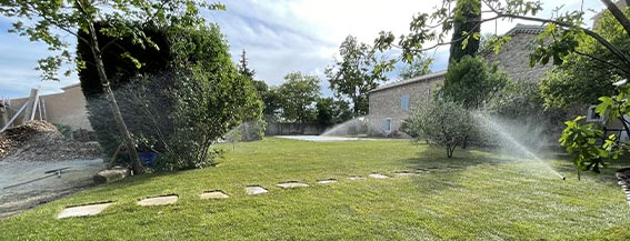 Jardin rénové avec différentes plantes et arrosoirs automatiques